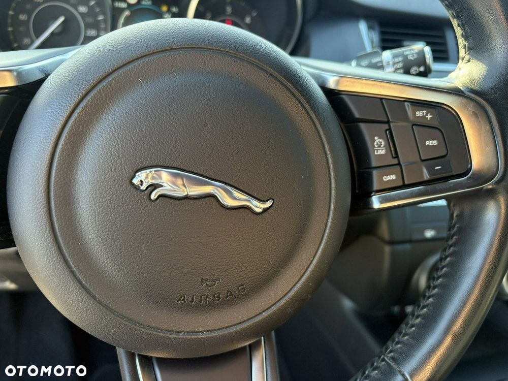 Jaguar E-Pace D150 R-Dynamic - 29