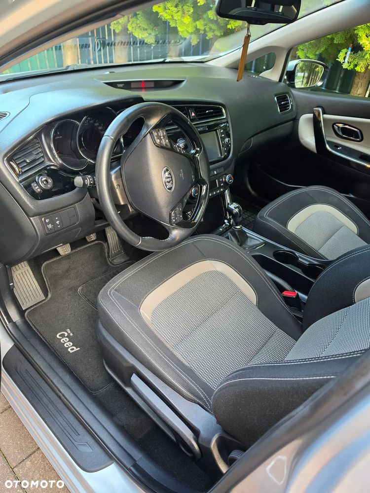 Kia Ceed - 32