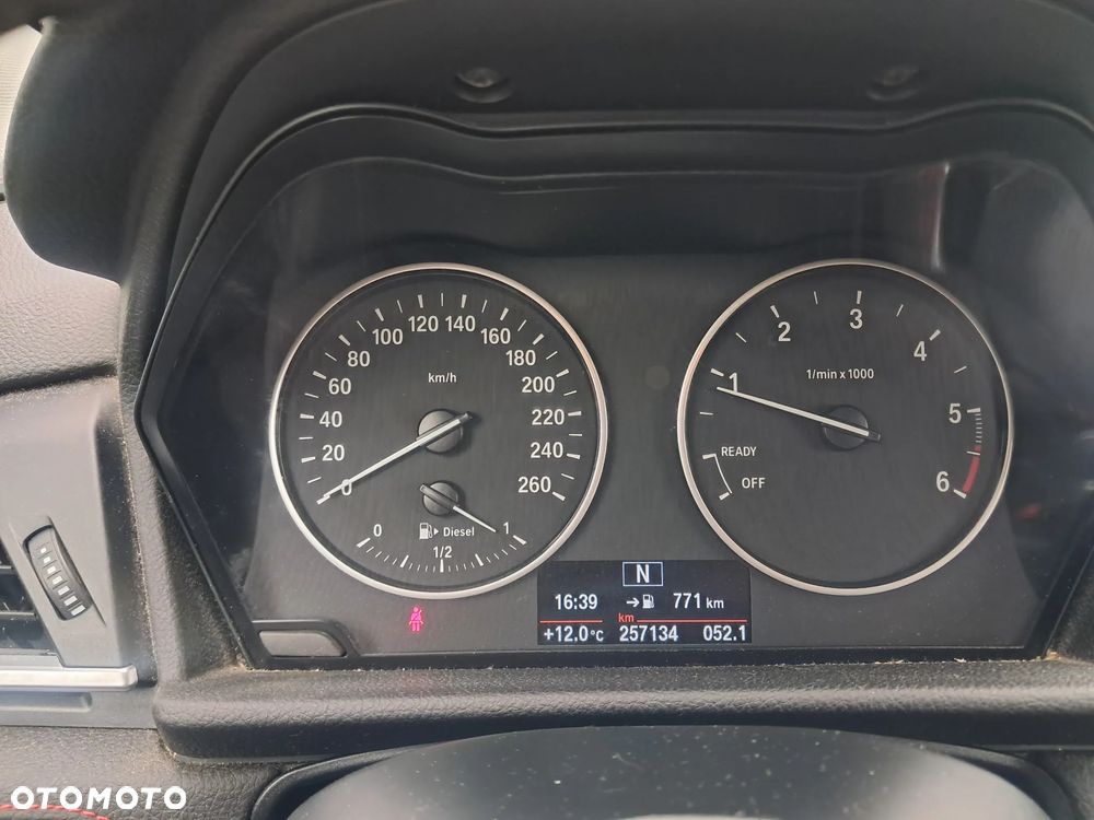 BMW Seria 2 218d - 9