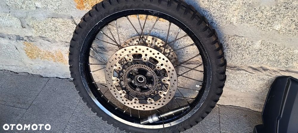 TRIUMPH TIGER 800XC KOŁO FELGA PRZÓD  KIEROWNICA HALOGENY CHŁODNICA SZYBA LICZNIK ZEGARY XRT - 28