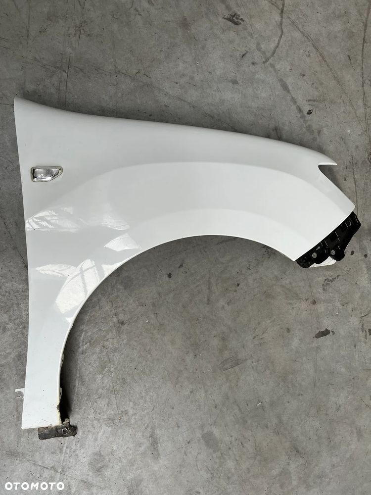 DACIA  LOGAN  SANDERO 13-20 BŁOTNIK PRZEDNI PRAWY  KOLOR; DV369 - 1