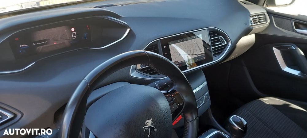 Peugeot 308 - 8