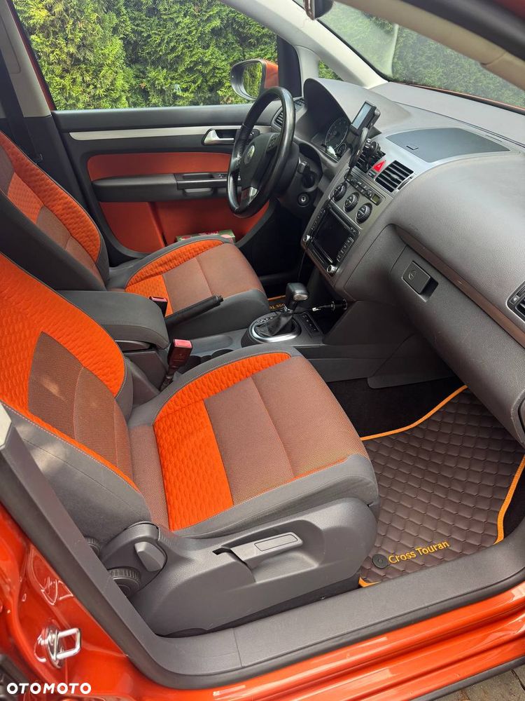 Volkswagen Touran 1.4 TSI Cross DSG - 11