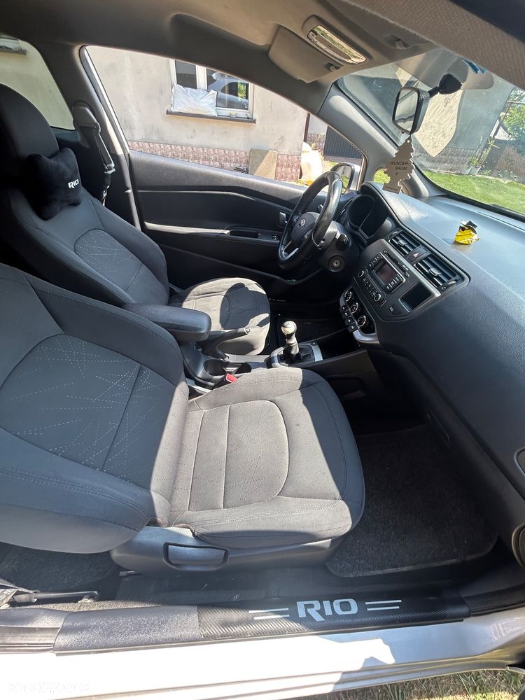Kia Rio 1.2 L - 6