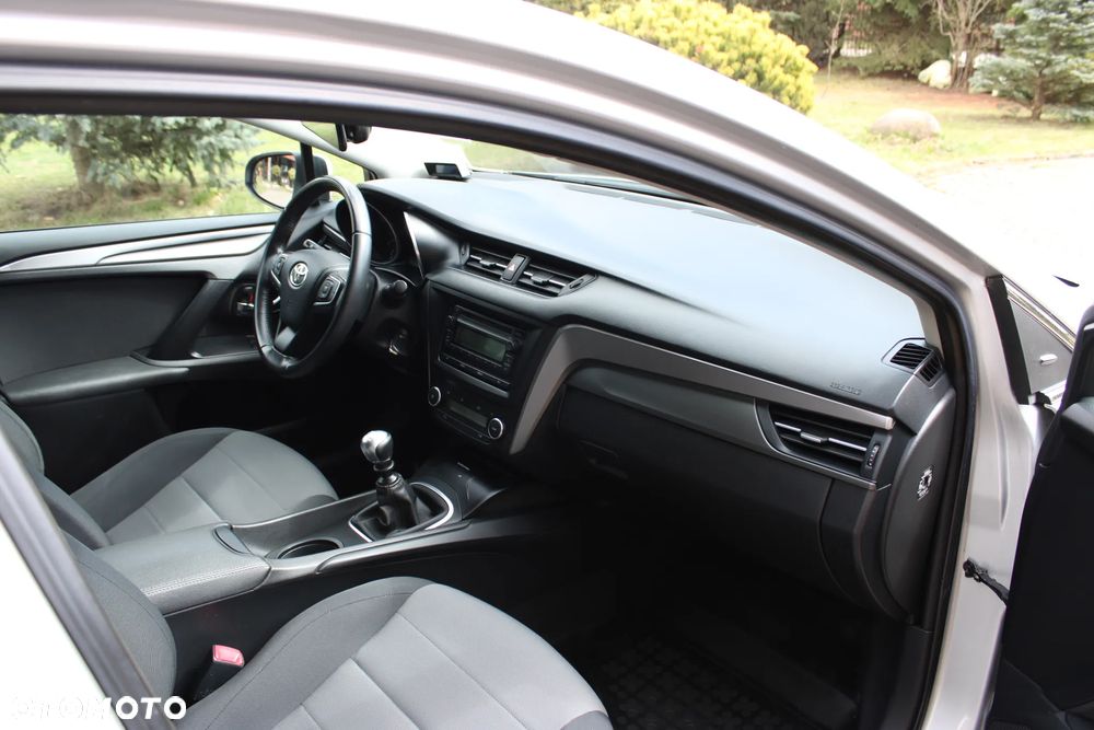 Toyota Avensis 1.6 Active - 24