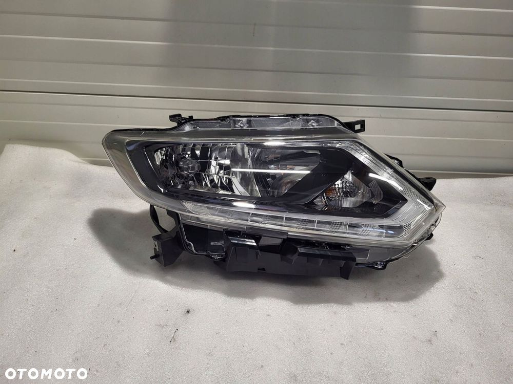 nissan x-trail t32 lampa zw przód strona prawa - 1