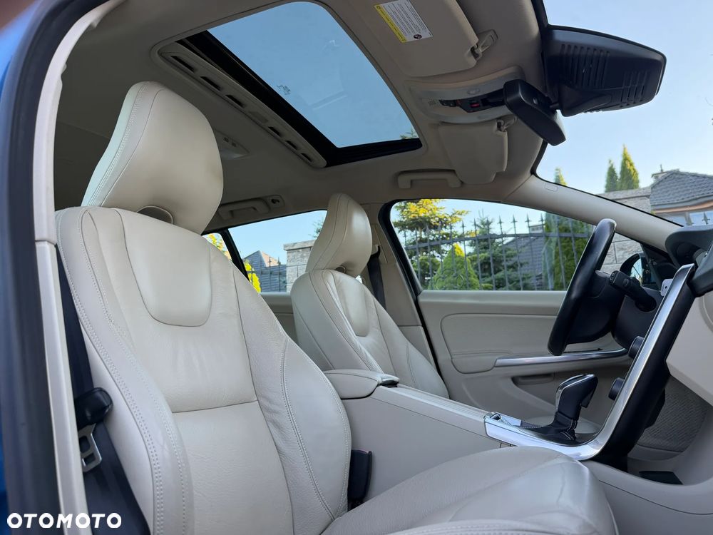 Volvo V60 D6 Plug-In-Hybrid AWD Geartronic Summum - 1