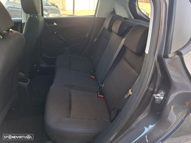 Peugeot 208 1.2 PureTech Signature - 33