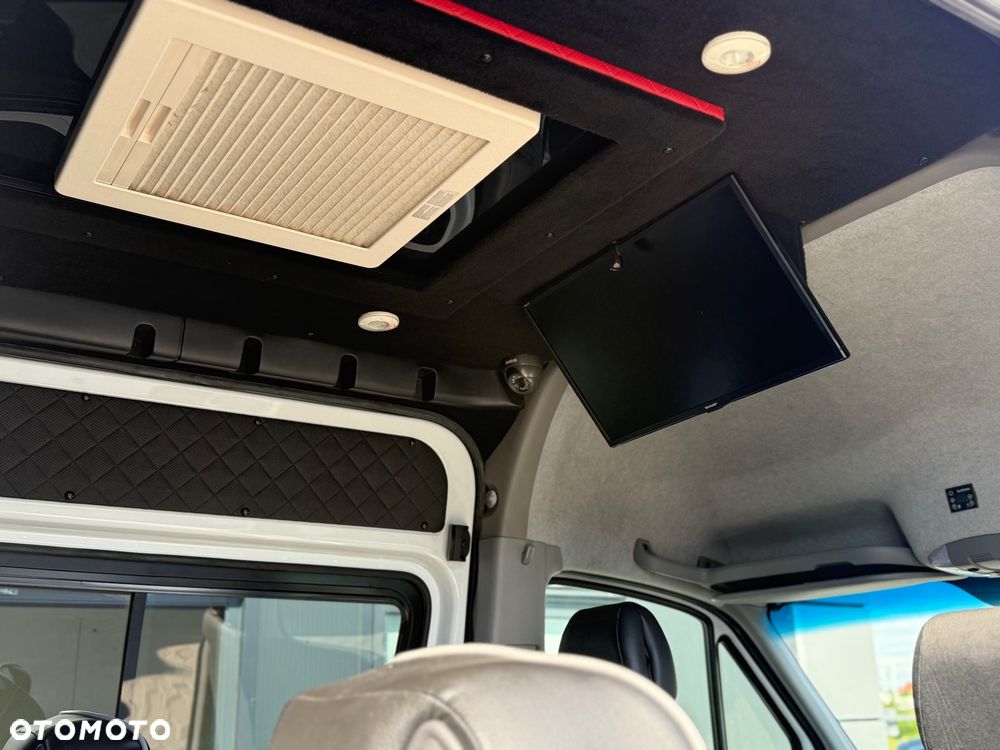 Mercedes-Benz Sprinter - 12