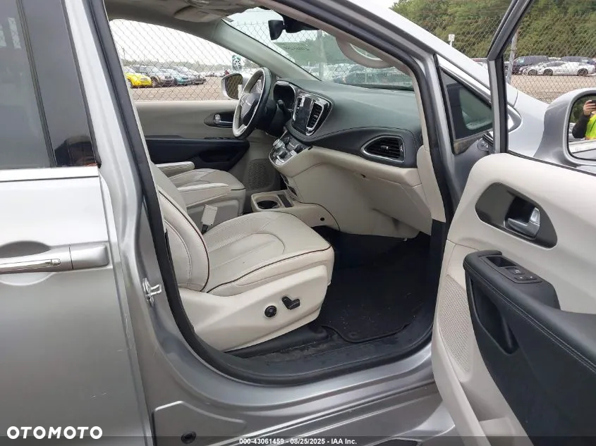 Chrysler Pacifica - 7