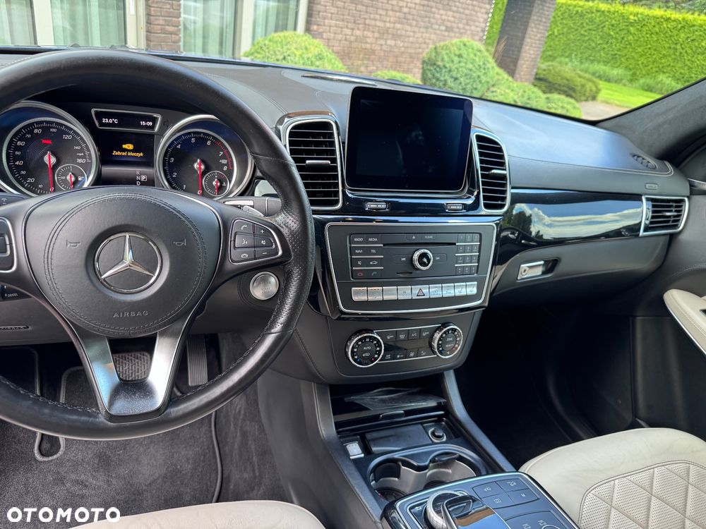 Mercedes-Benz GLS - 12