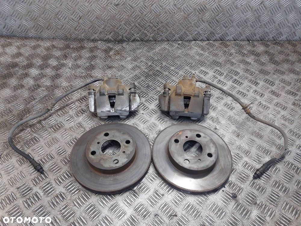 TARCZE HAMULCOWE PRZÓD + KLOCKI + ZACISKI TOYOTA YARIS I 1.3 16V - 1