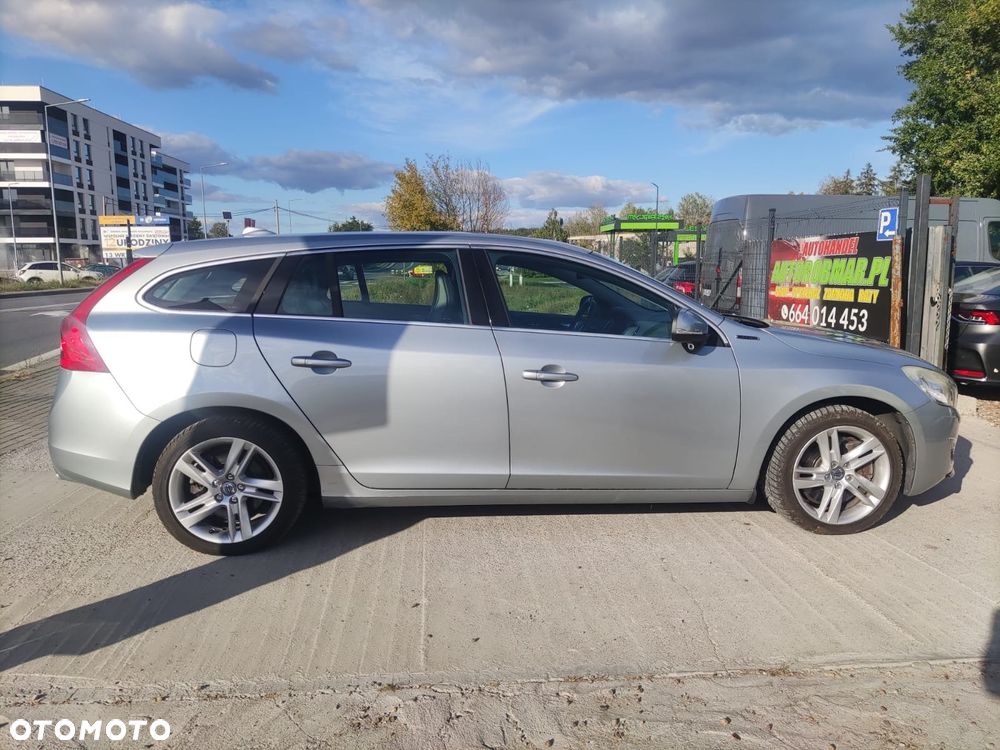 Volvo V60 D6 AWD Plug-in Hybrid Summum - 9