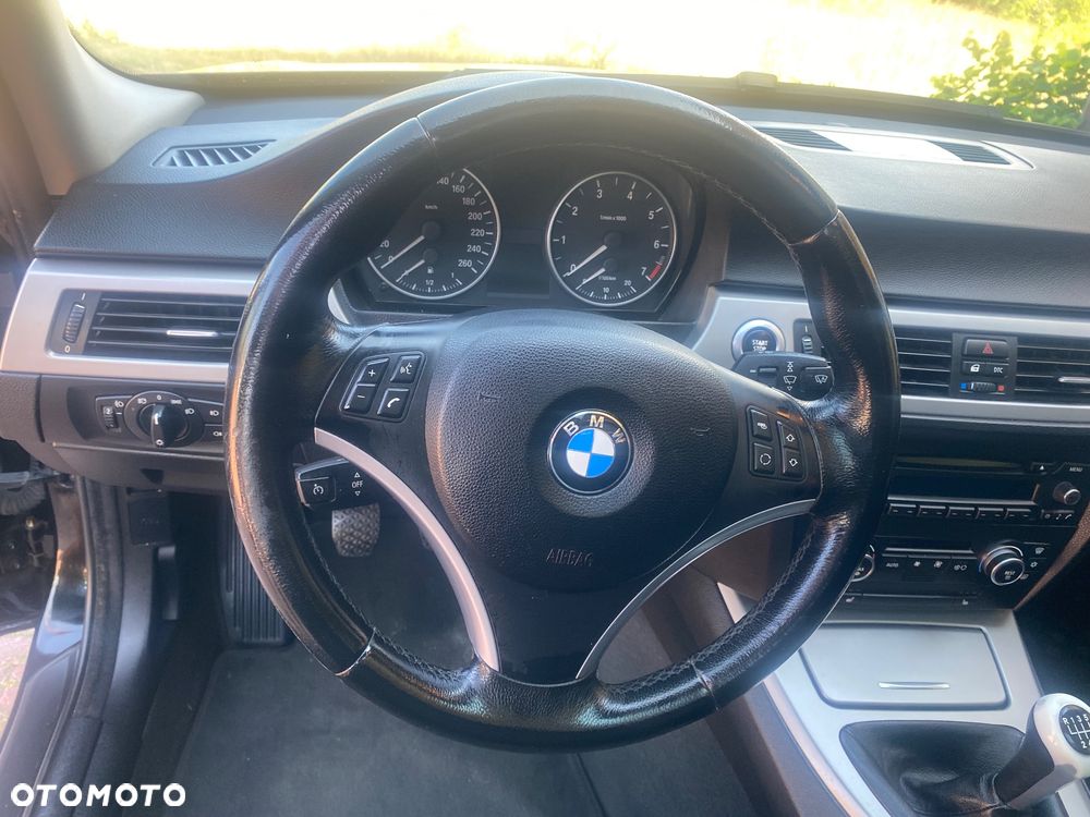 BMW Seria 3 318i Touring - 14