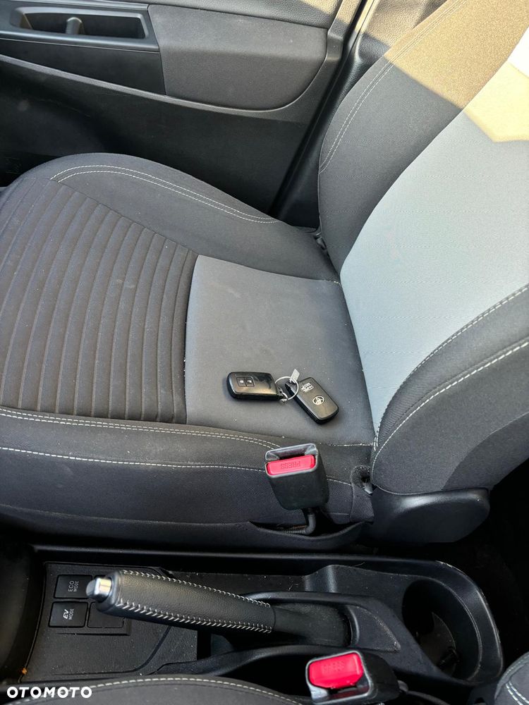 Toyota Yaris Hybrid 100 Dynamic - 17