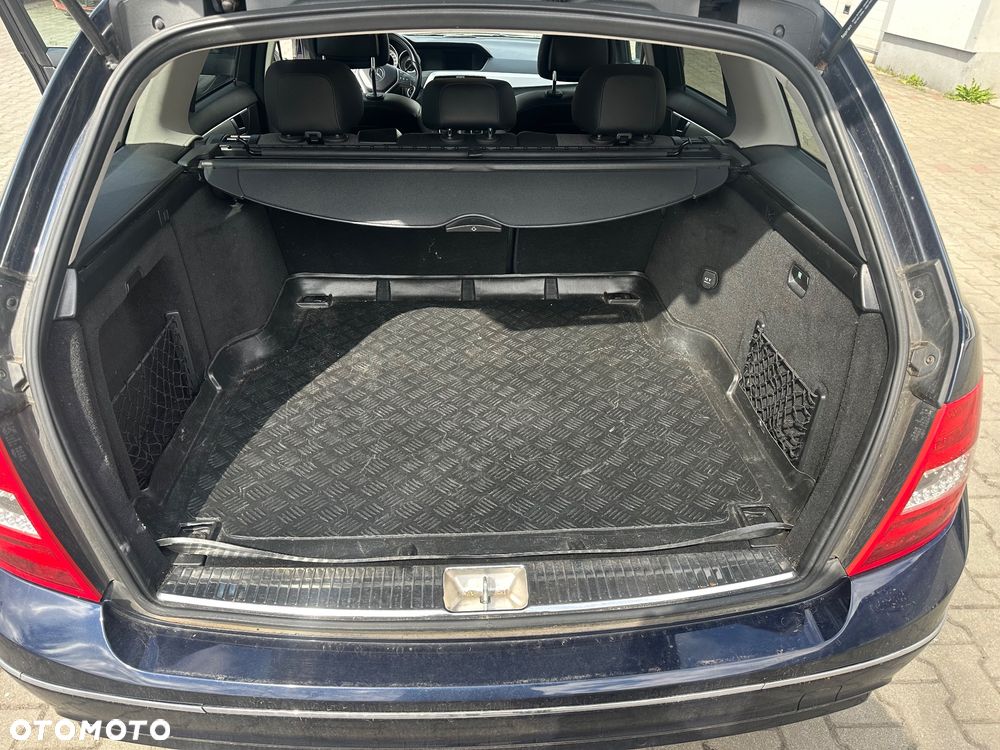 Mercedes-Benz Klasa C 180 CGI Automatik BlueEFFICIENCY Avantgarde - 26