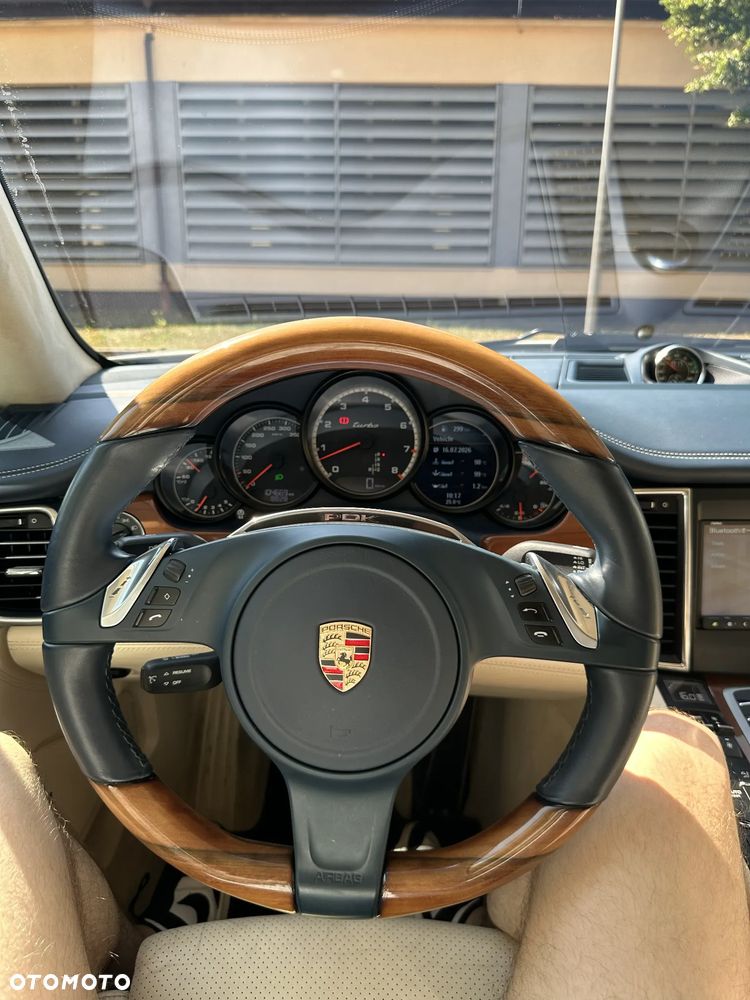 Porsche Panamera Turbo PDK - 19