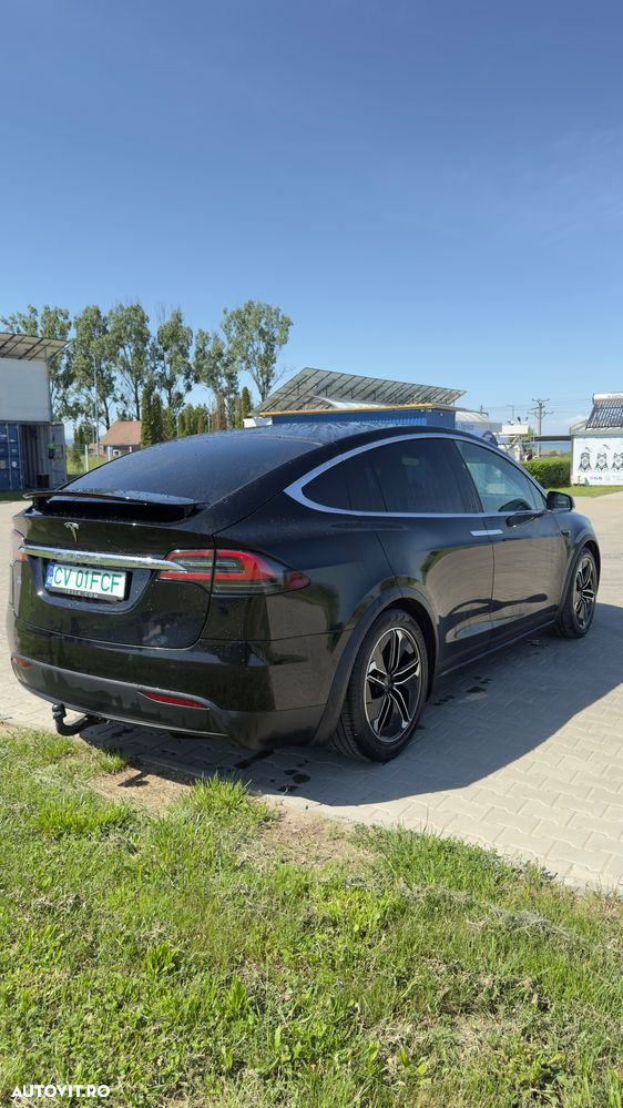 Tesla Model X - 8