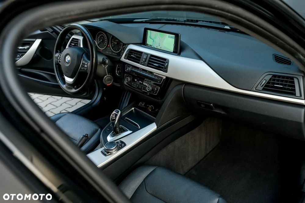 BMW Seria 3 320d Sport Line - 23