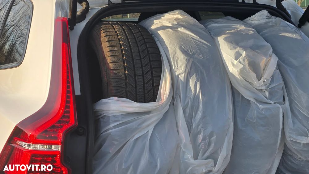 Volvo XC 60 B4 MHEV AWD R-Design - 40