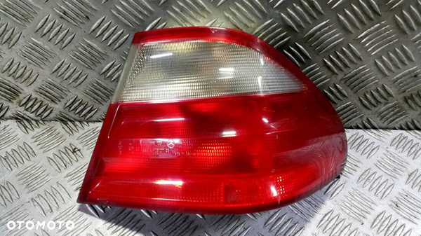 LAMPA PRAWA TYLNA MERCEDES CLK 200