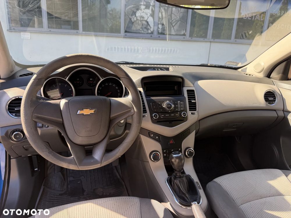 Chevrolet Cruze 1.6 Base - 13