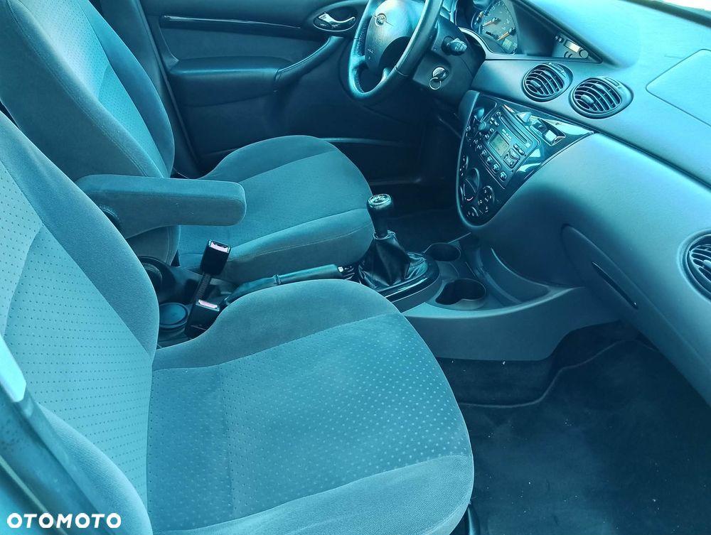 Ford Focus Ghia - 10