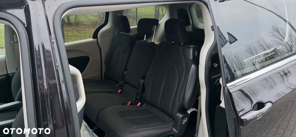 Chrysler Pacifica - 12