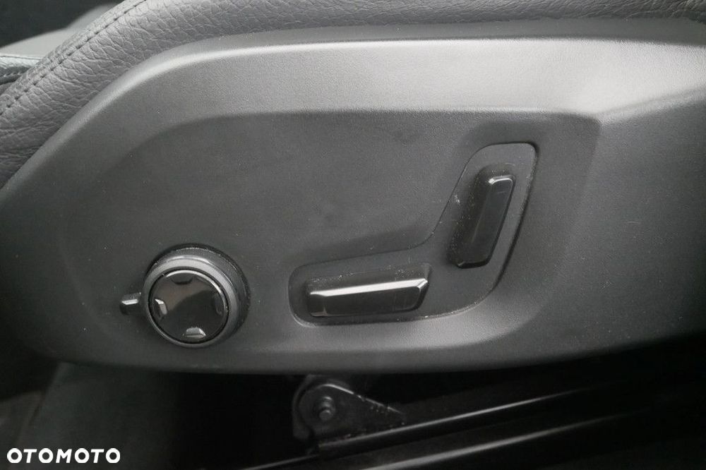 Volvo XC 60 B4 D Plus Dark - 28