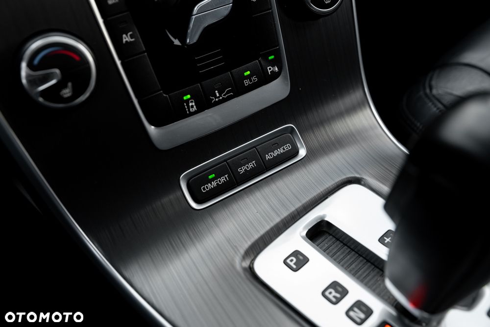 Volvo S60 D5 AWD Geartronic RDesign - 33
