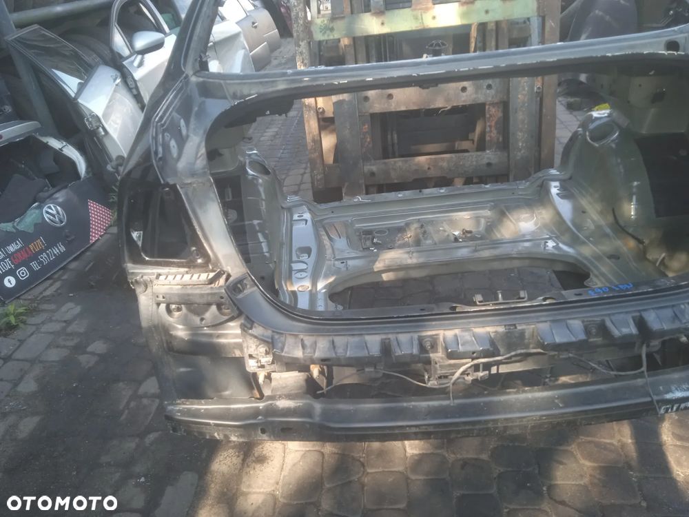 PAS TYLNY BMW 3 E90 SEDAN Z OKULARAMI CIĘTY NA BŁOTNIKACH Z WANNĄ - 4