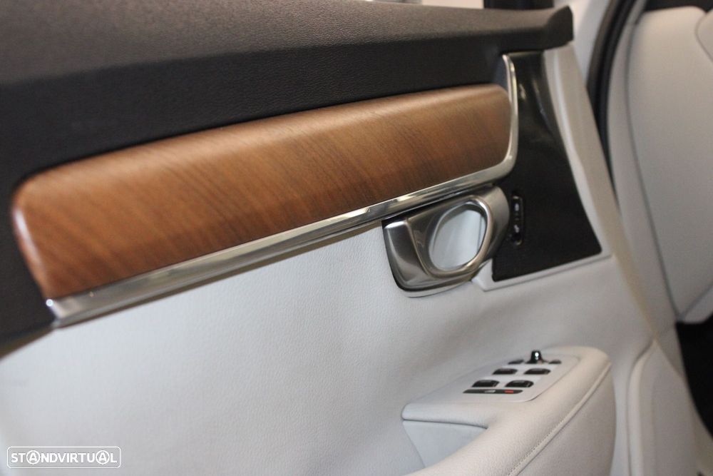 Volvo V90 2.0 B4 Momentum Plus Geartronic - 24