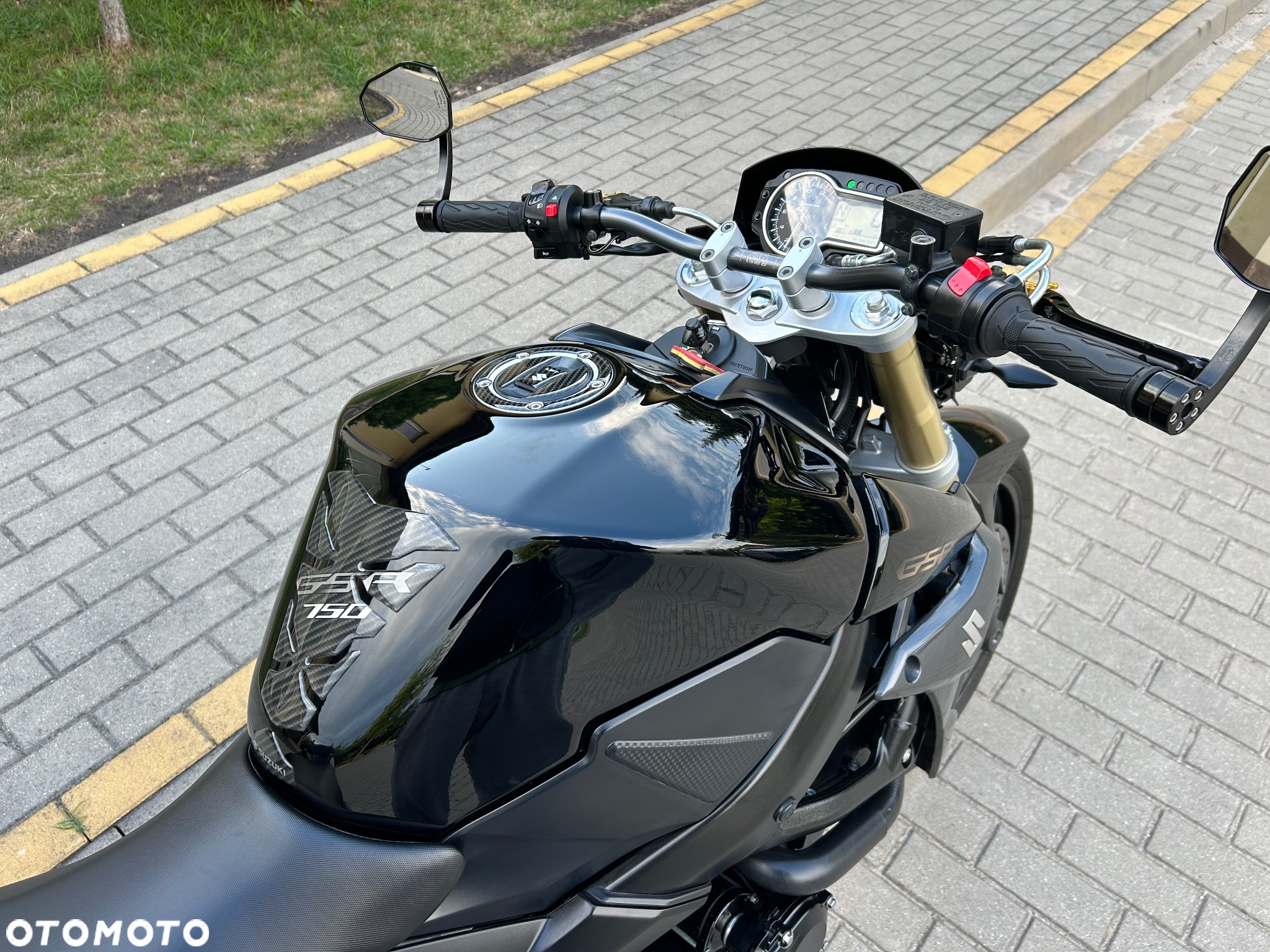 Suzuki GSR - 17