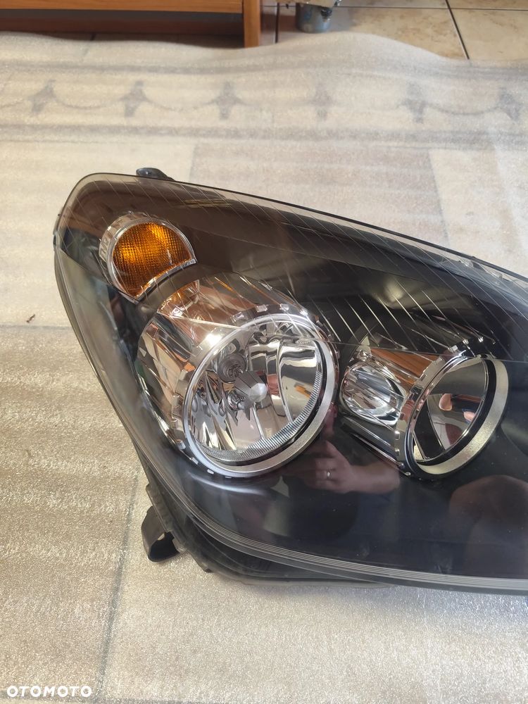 Reflektor Prawy Opel Astra H Ciemny - 2