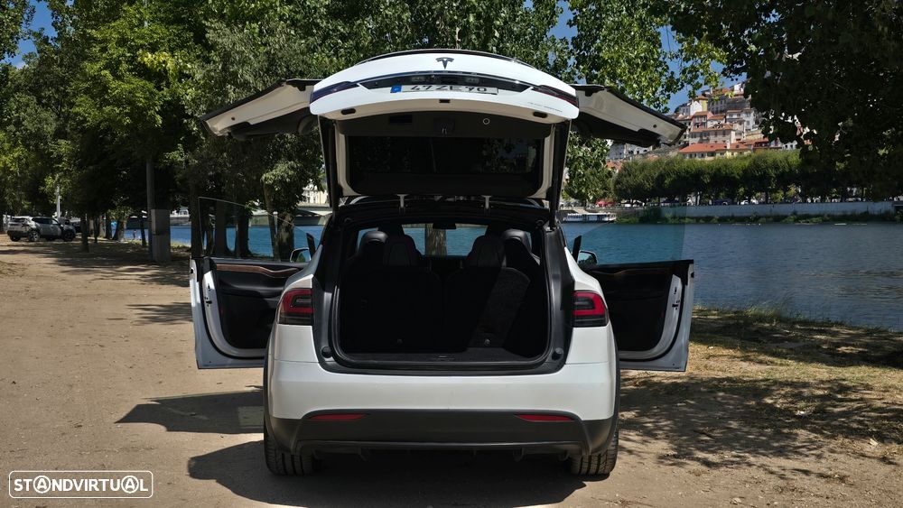 Tesla Model X - 4