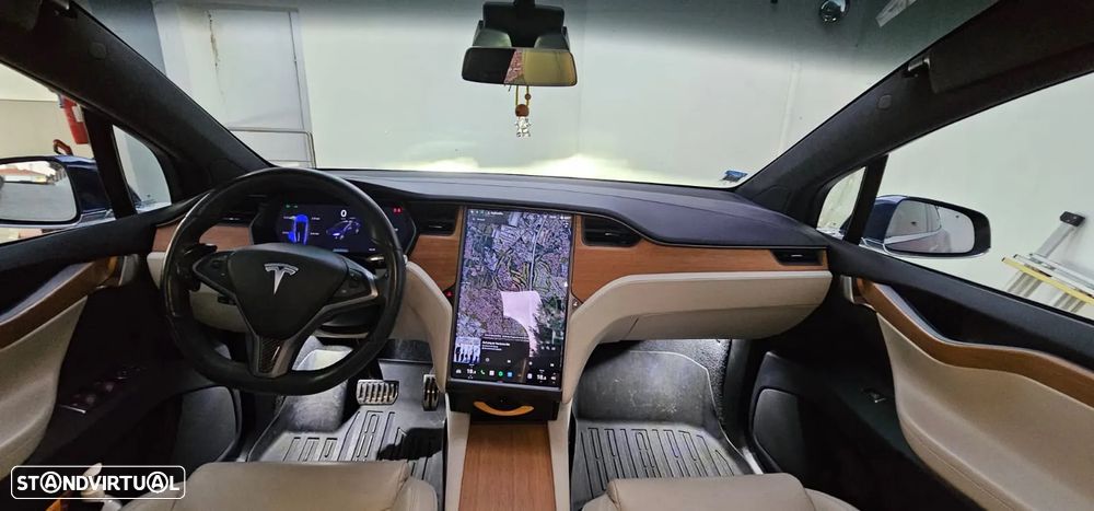 Tesla Model X - 22