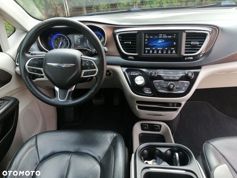 Chrysler Pacifica - 16