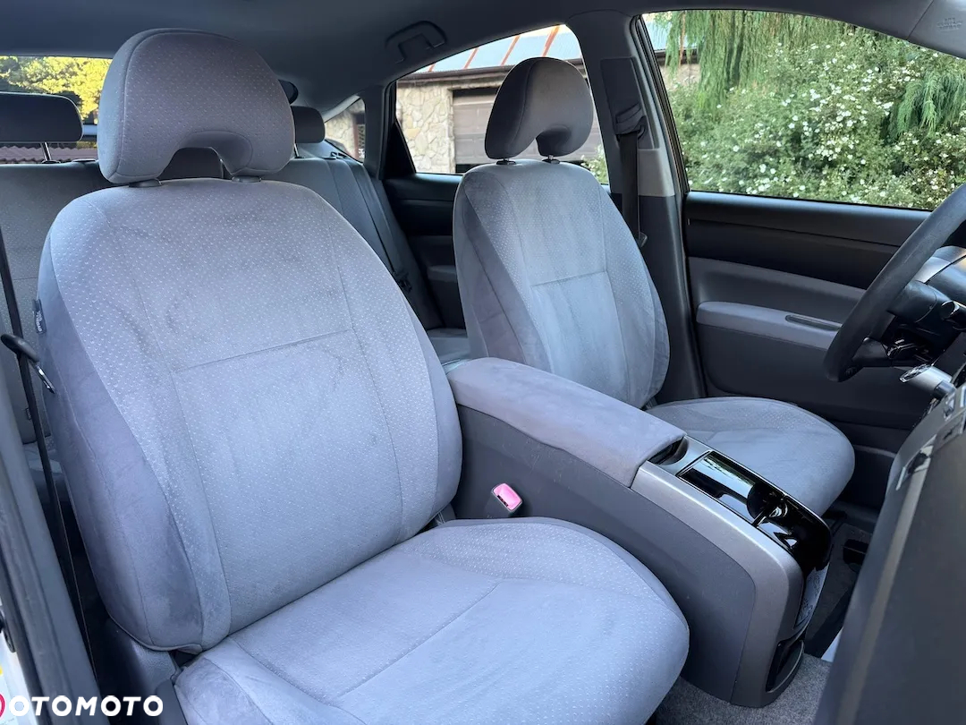 Toyota Prius (Hybrid) - 10