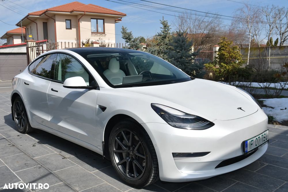 Tesla Model 3 - 4
