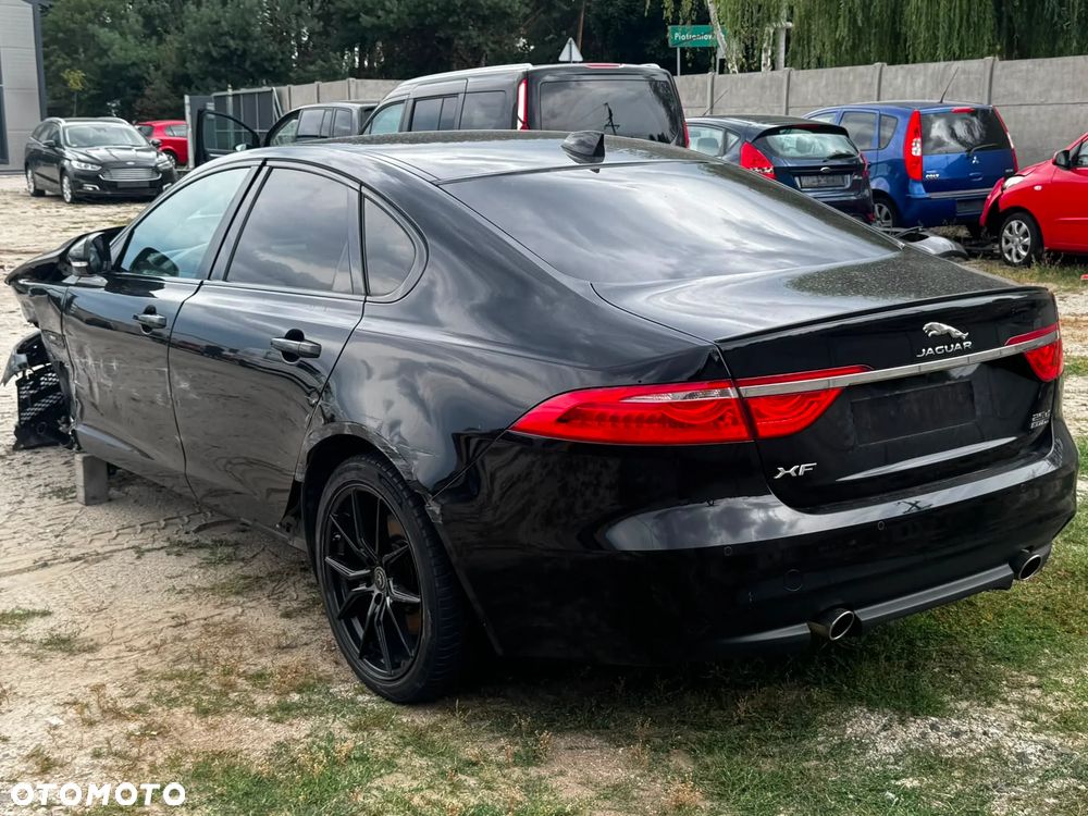 Jaguar XF 2.0 i4D AWD Pure - 4