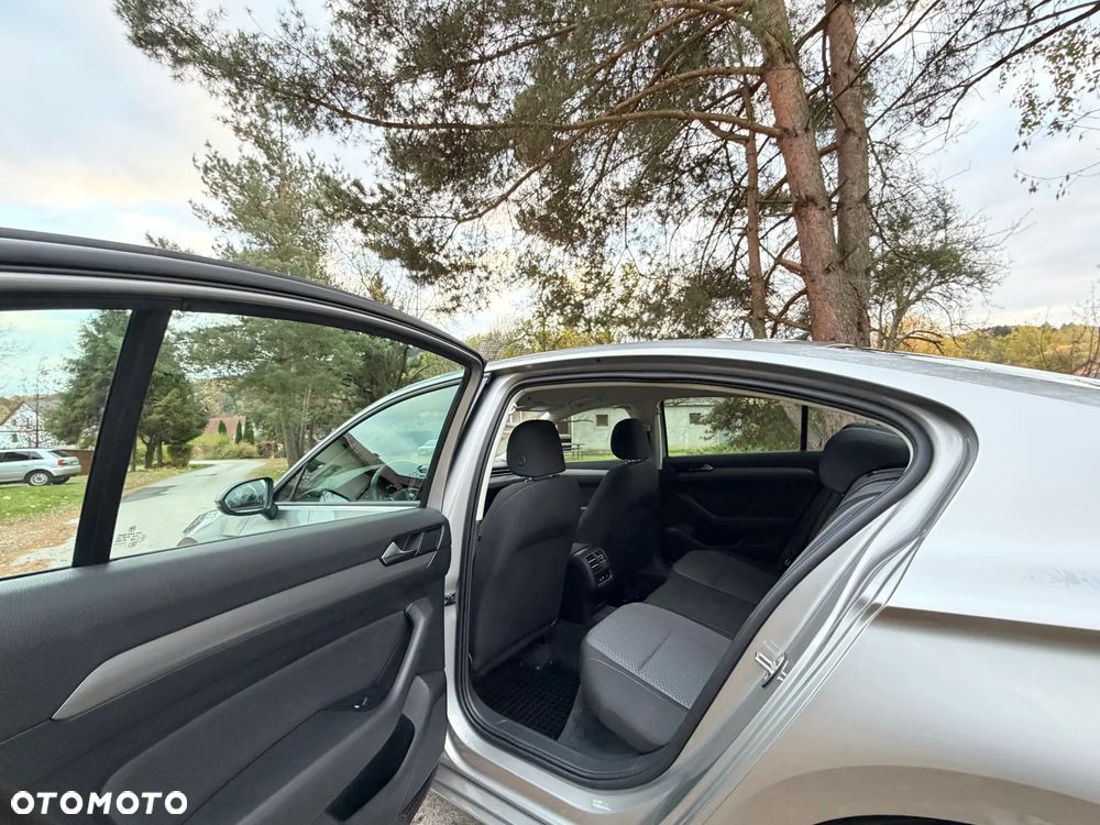 Volkswagen Passat 1.6 TDI BMT Comfortline - 21