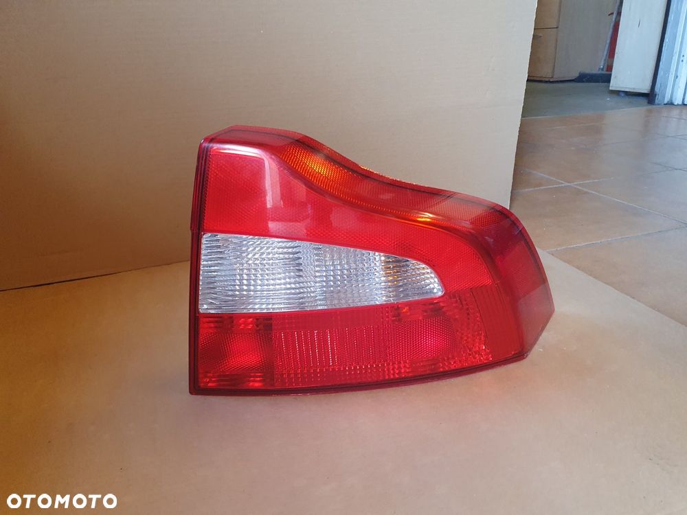 LAMPA PRAWY TYŁ VOLVO S80 II 2