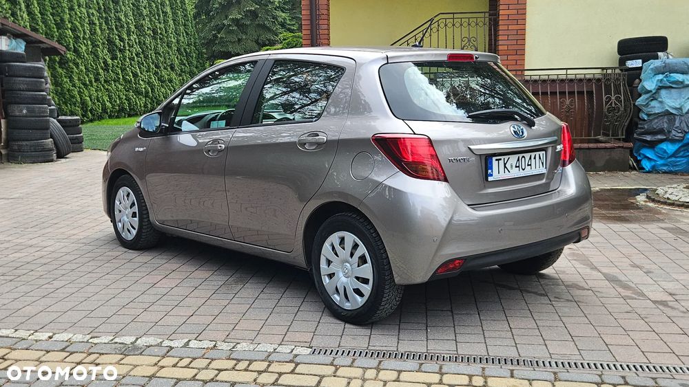 Toyota Yaris Hybrid 100 Dynamic - 10