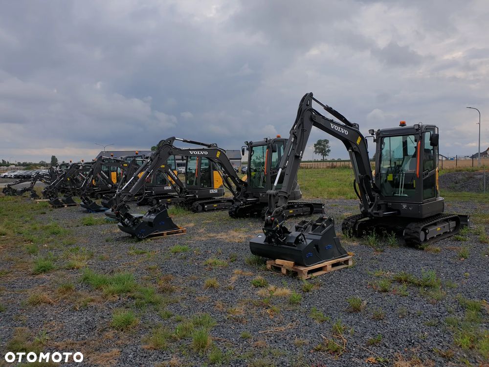 Volvo ECR40F KLIMATYZACJA NOWA DOSTĘPNA OD RĘKI, SZYBKOZŁĄCZE, DŁUGIE RAMIĘ, OBRÓT W OBRYSIE, ŁYŻKI: 300, 600, 1200MM SKARPOWA HYDRAULICZNA STEROWANA Z JOYSTICKA, PŁYWAJĄCY LEMIESZ SPYCHARKOWY - 29