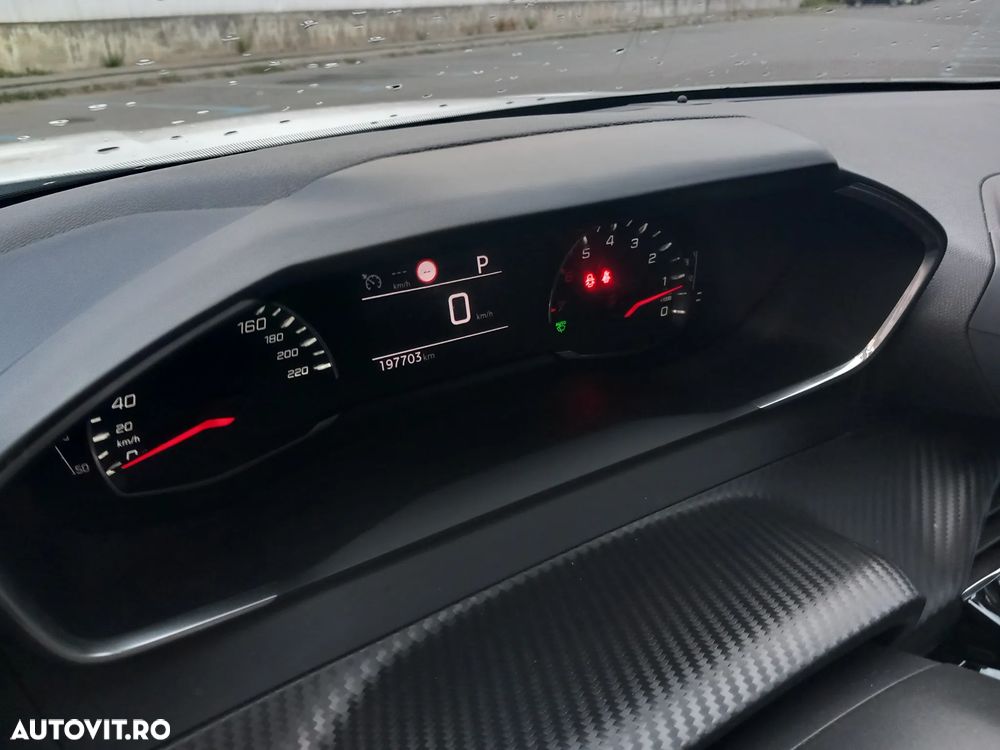 Peugeot 2008 - 8