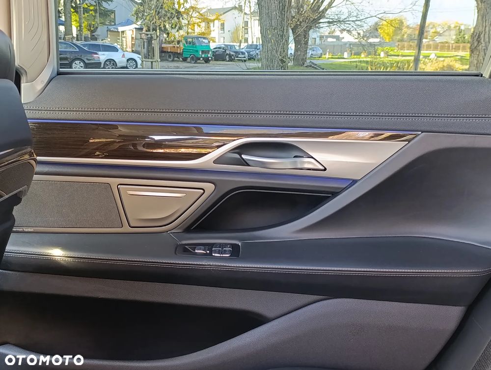 BMW Seria 7 740Li - 22