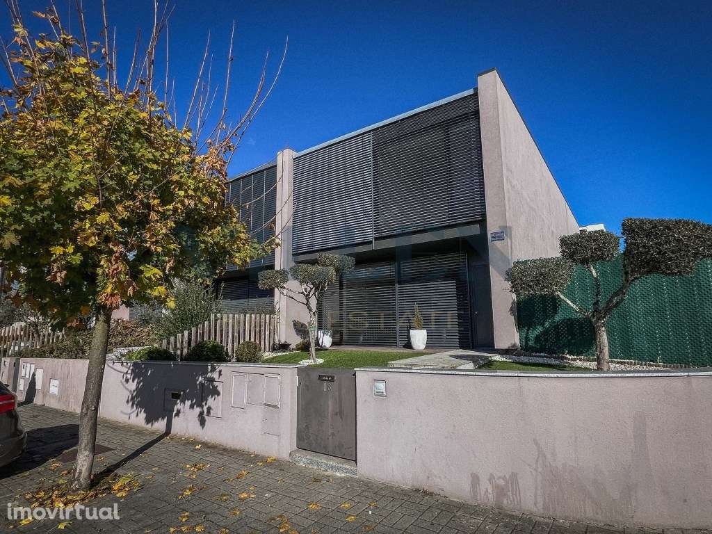 Moradia V4 com suíte, garagem dupla e espaço exterior em Guimarães - Grande imagem: 2/28