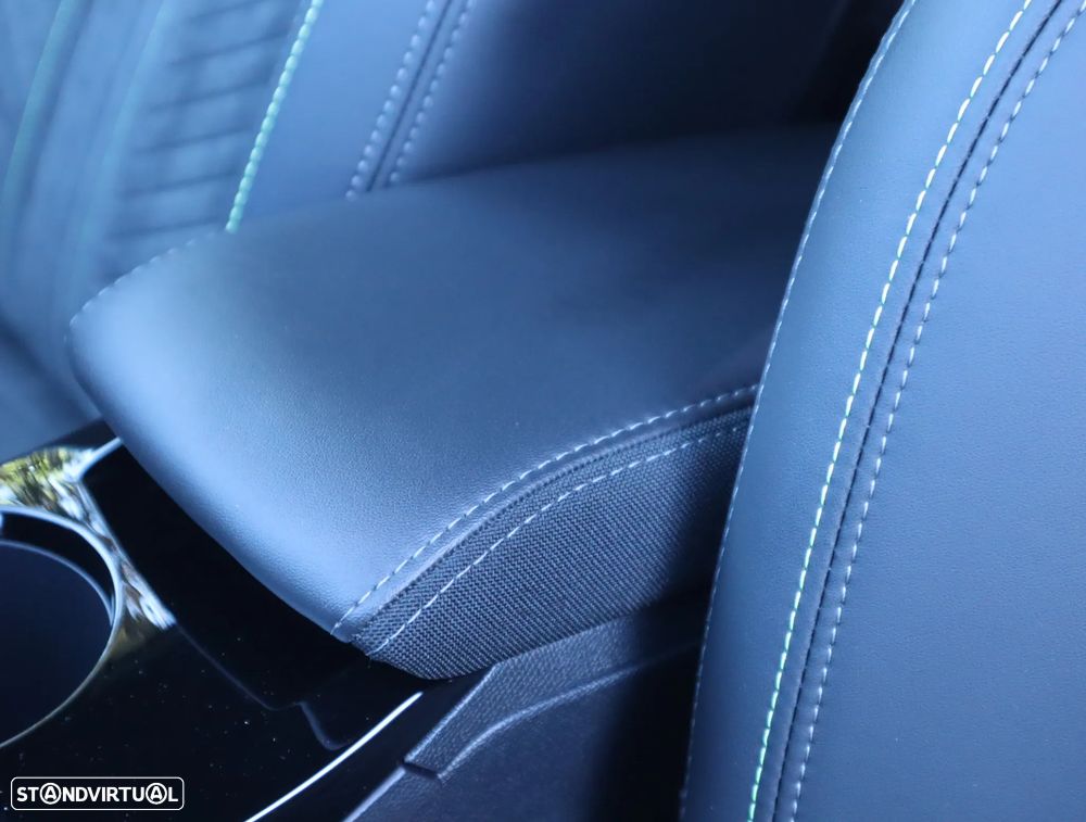 Peugeot e-208 GT - 32