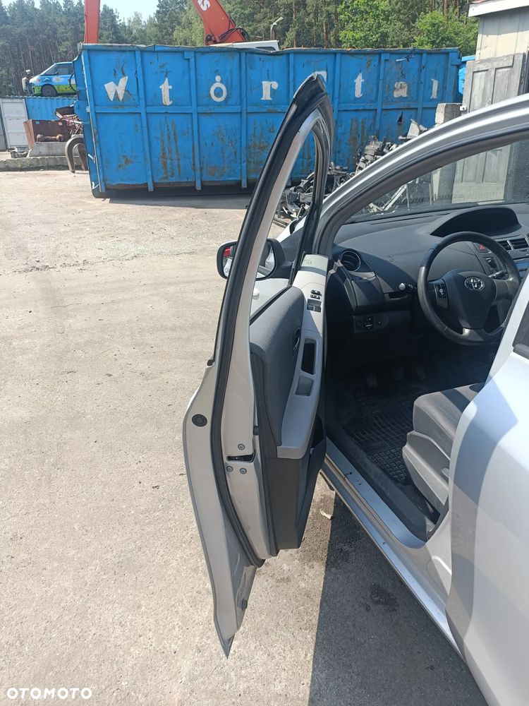 TOYOTA YARIS II 05-11 LIFT 2009 r. 1E7 5D HB drzwi lewy przód LP srebrne * - 10