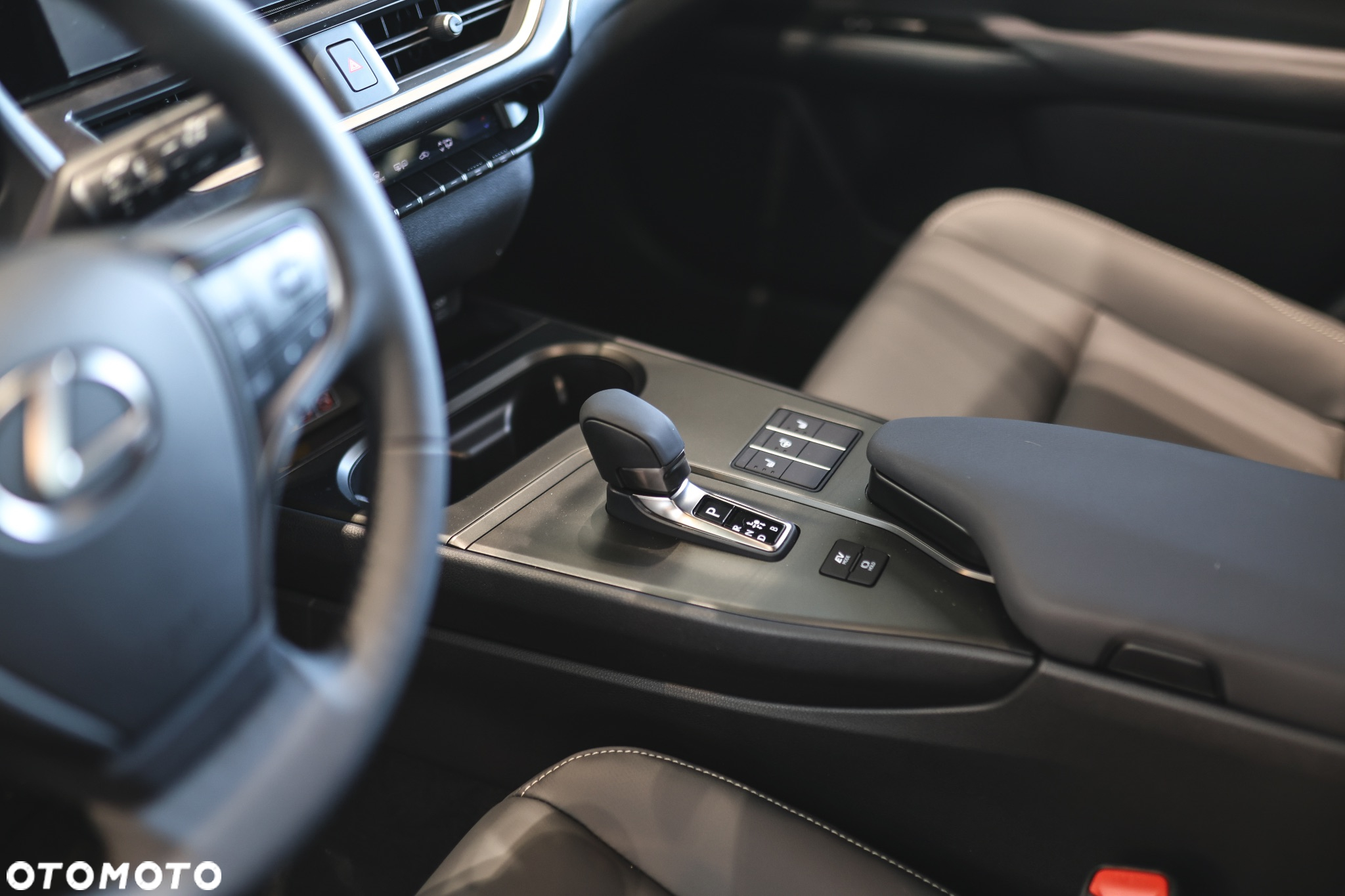 Lexus UX 300h F Sport Design - 8